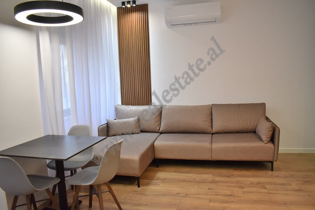 Apartament 2+1 me qira ne rrugen Hamdi Sina ne zonen e Liqenit te Thate ne Tirane.
Banesa eshte e p